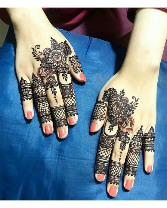 Heavy Motif With Outline Featuring Back Finger Mehndi Design